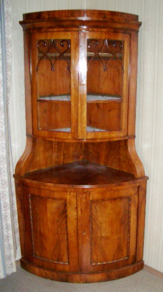 Nussbaumeckschrank
